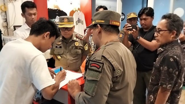 Satpol PP Banyumas Tertibkan Outlet Miras HWG, FBE Apresiasi Penindakan