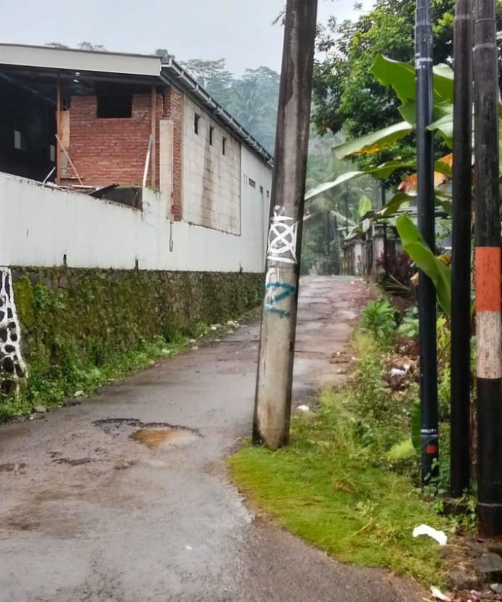 Warga Sokawera Laporkan Tiang Listrik Ganggu Jalan ke Klinik Hukum PERADI SAI