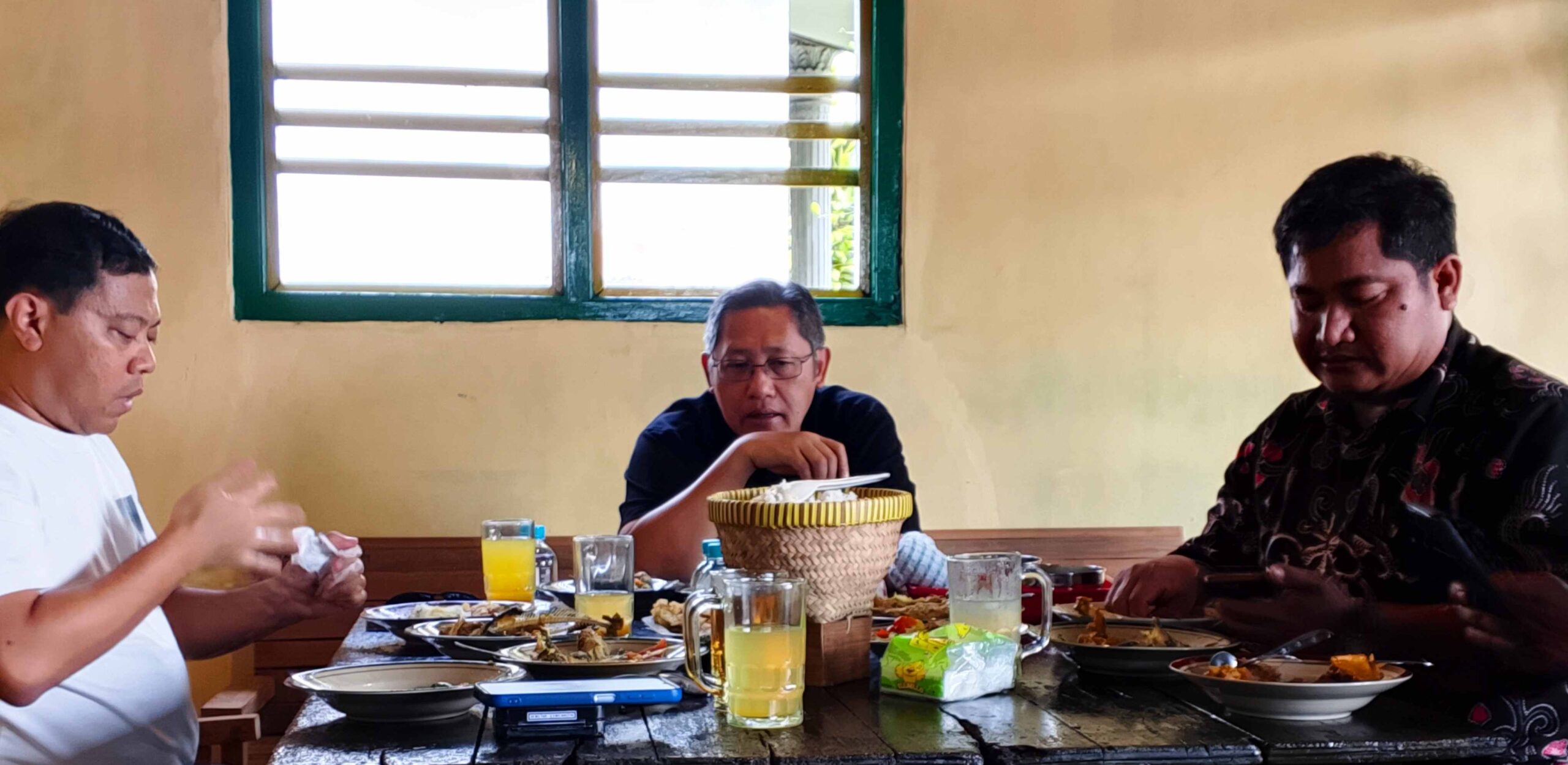 Anas Urbaningrum Temukan Rasa dan Makna di Warung Enthok Nini Kenter