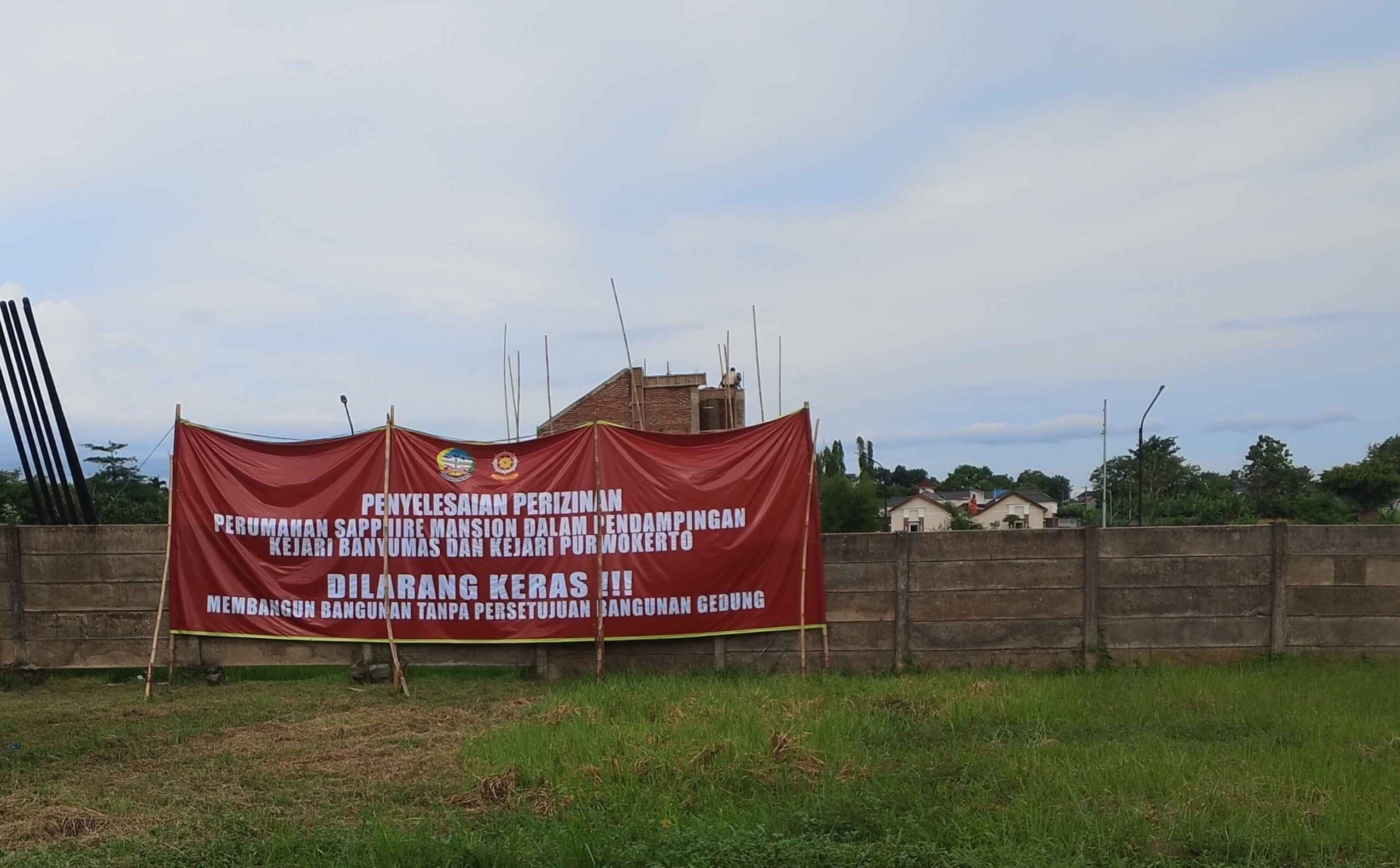 Ketika Spanduk Larangan di Saphire Mansion Tak Lagi Bermakna: Potret Hukum yang Ditertawakan