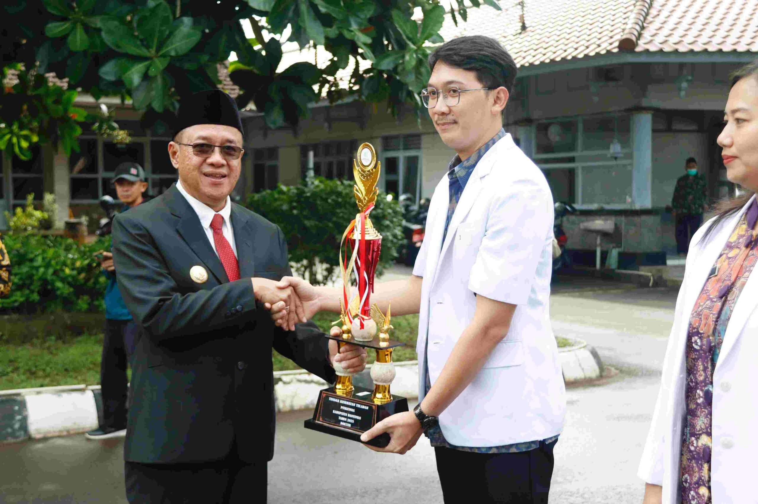 Bupati Banyumas Apresiasi Tenaga Kesehatan Berprestasi di HKN ke-61