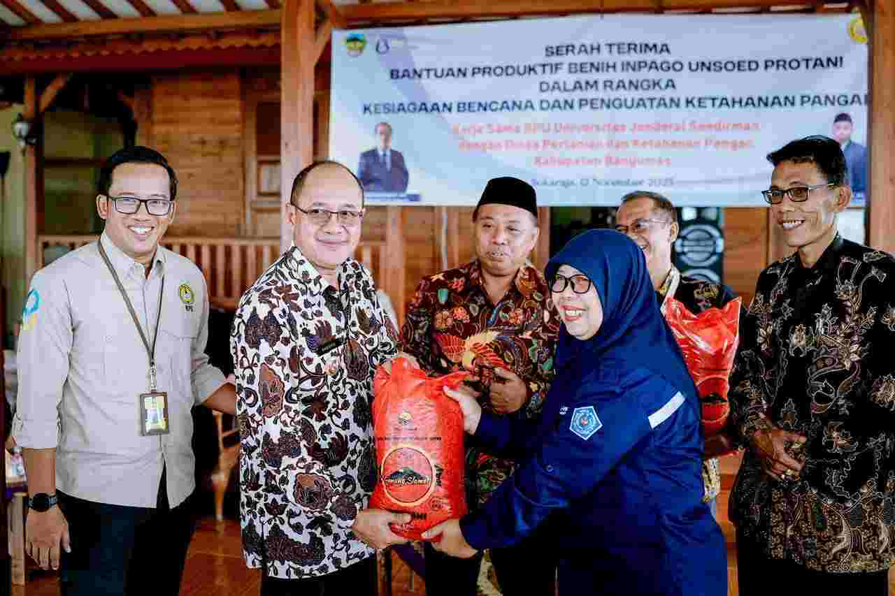 Bupati Sadewo Serahkan Benih Padi Unggul untuk Perkuat Ketahanan Pangan Banyumas