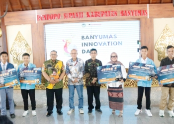 Bupati Sadewo Serahkan Penghargaan kepada Inovator Banyumas di Banyumas Innovation Day