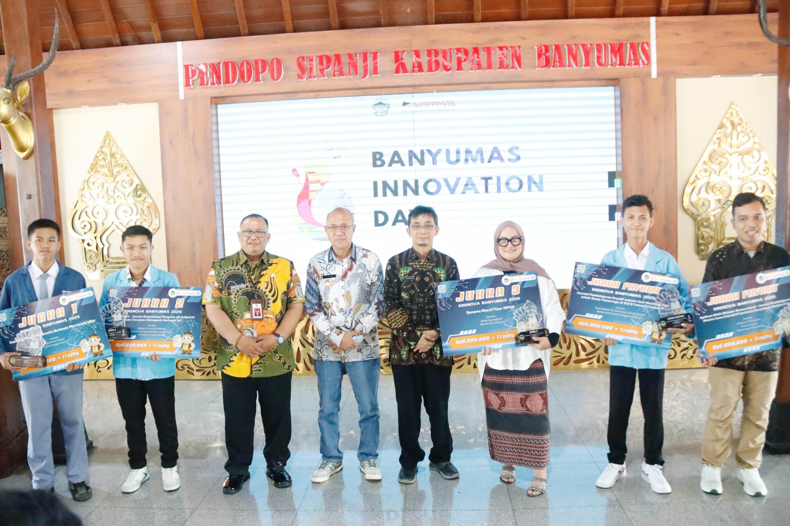 Bupati Sadewo Serahkan Penghargaan kepada Inovator Banyumas di Banyumas Innovation Day