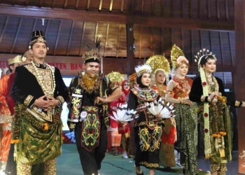 25 OPD Banyumas Tampil di Fashion Show Busana Adat Nusantara