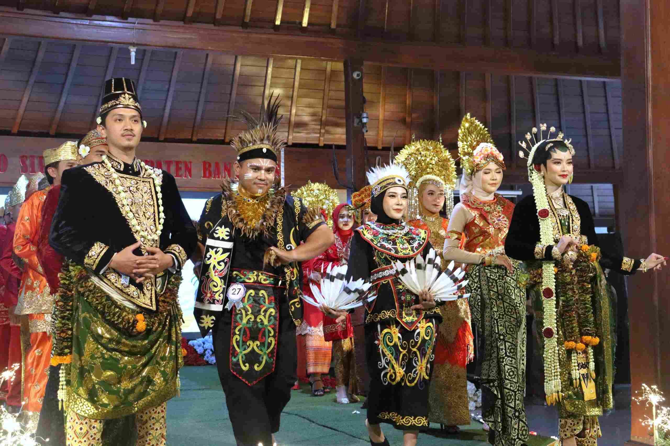 25 OPD Banyumas Tampil di Fashion Show Busana Adat Nusantara