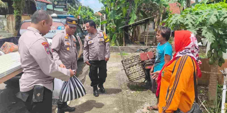 Pemulung di Randegan Dapat Bantuan Polsek Kebasen untuk Perbaikan Rumah