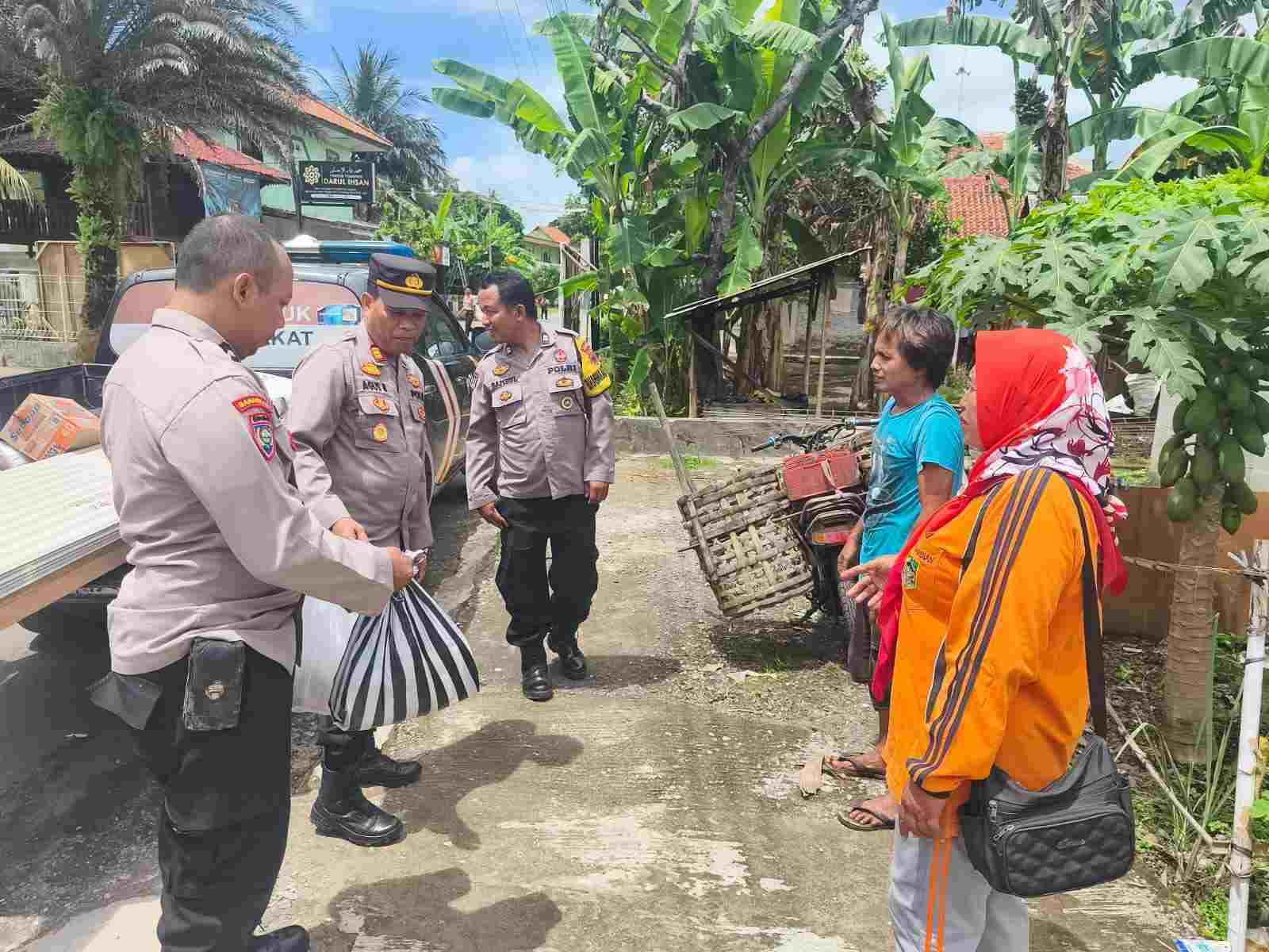 Pemulung di Randegan Dapat Bantuan Polsek Kebasen untuk Perbaikan Rumah