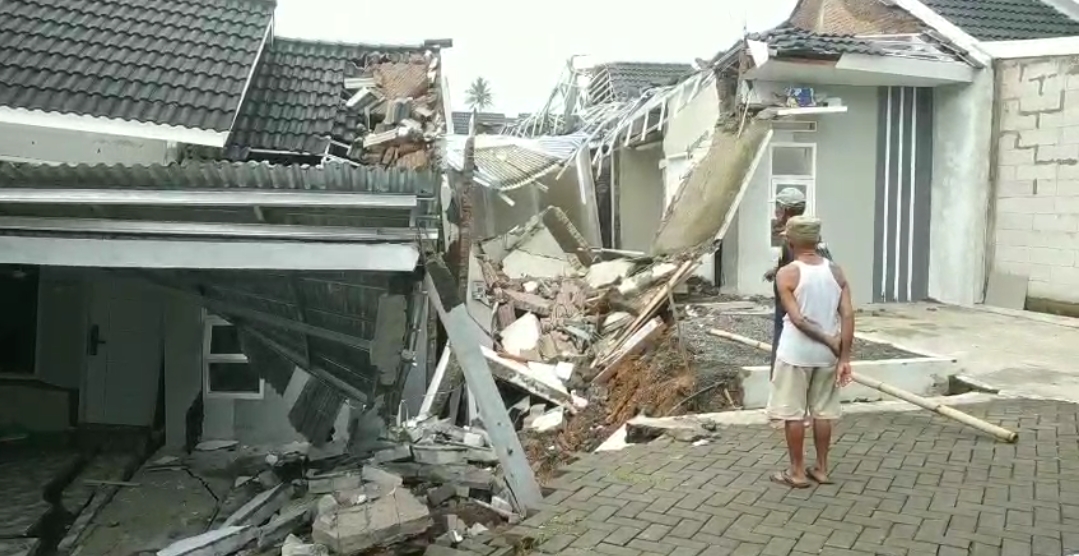Rumah Ambruk di Puri Wiradadi III, Warga Masih Bayar KPR