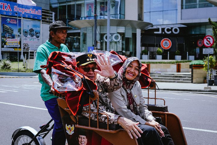280 Pengayuh Becak Banyumas Terima Becak Listrik dari Presiden Prabowo Bupati Sadewo: “Jangan Dijual!”