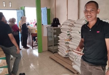 Koperasi Merah Putih Ketenger Salurkan 415 Paket Beras dan Minyak Goreng