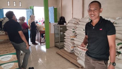 Koperasi Merah Putih Ketenger Salurkan 415 Paket Beras dan Minyak Goreng