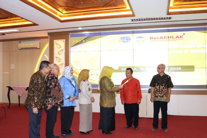 Pemkab Banyumas Tuntaskan Konsolidasi Tanah, 100 Sertipikat Dibagikan
