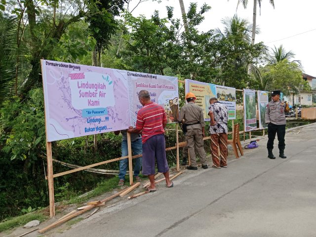 Mediasi Buntu, Warga Darmakeradenan Ajibarang Pasang Spanduk Tuntut Tanggung Jawab Perusahaan Tambang