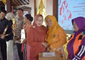 Linmas, Juru Parkir, dan Petugas Kebersihan Perempuan Banyumas Dapat Penghargaan di Hari Ibu