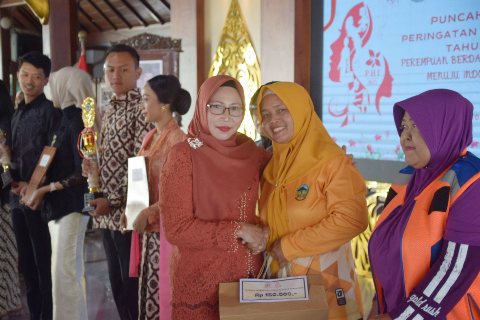 Linmas, Juru Parkir, dan Petugas Kebersihan Perempuan Banyumas Dapat Penghargaan di Hari Ibu