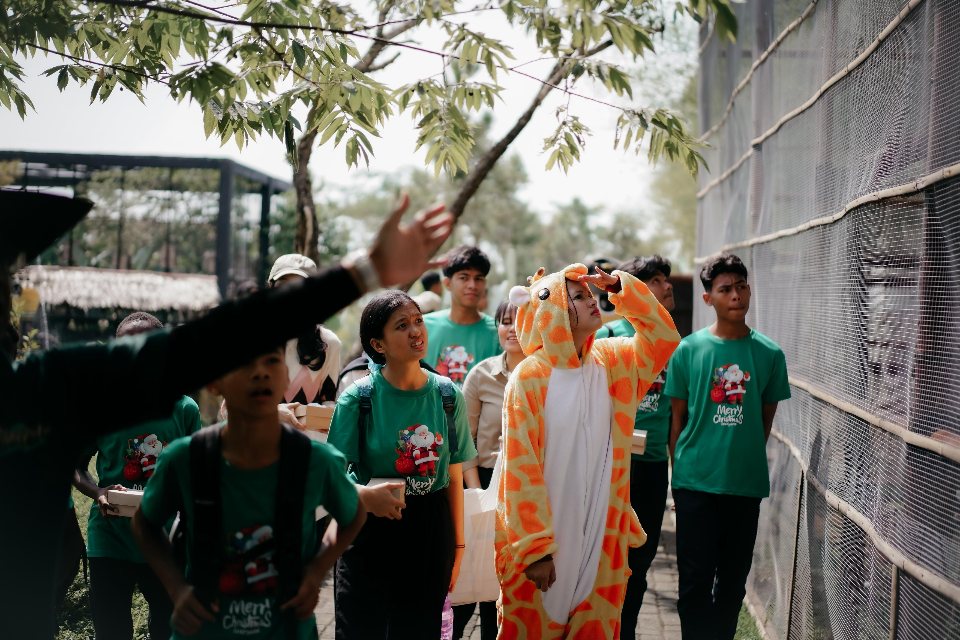 Hangatkan Semangat Natal, Luminor Hotel Purwokerto Ajak Anak Panti Asuhan Berpetualang dan Makan Malam Bersama