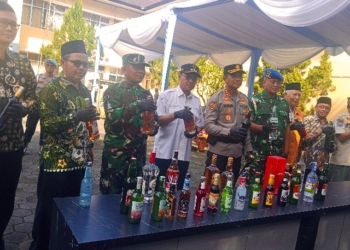 Polresta Banyumas Perketat Pengamanan Nataru, Ribuan Botol Miras Dimusnahkan