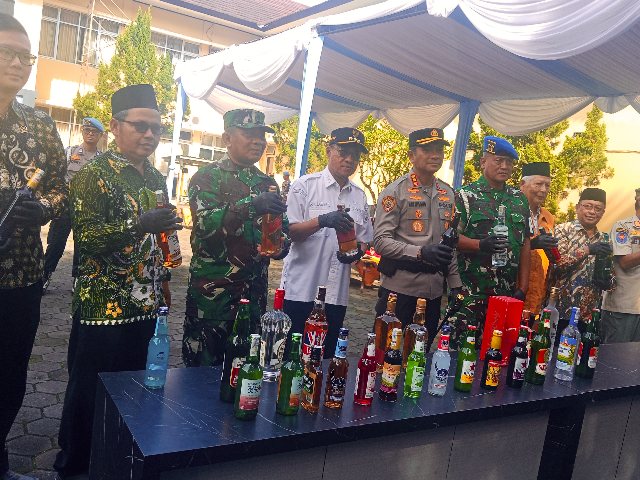 Polresta Banyumas Perketat Pengamanan Nataru, Ribuan Botol Miras Dimusnahkan