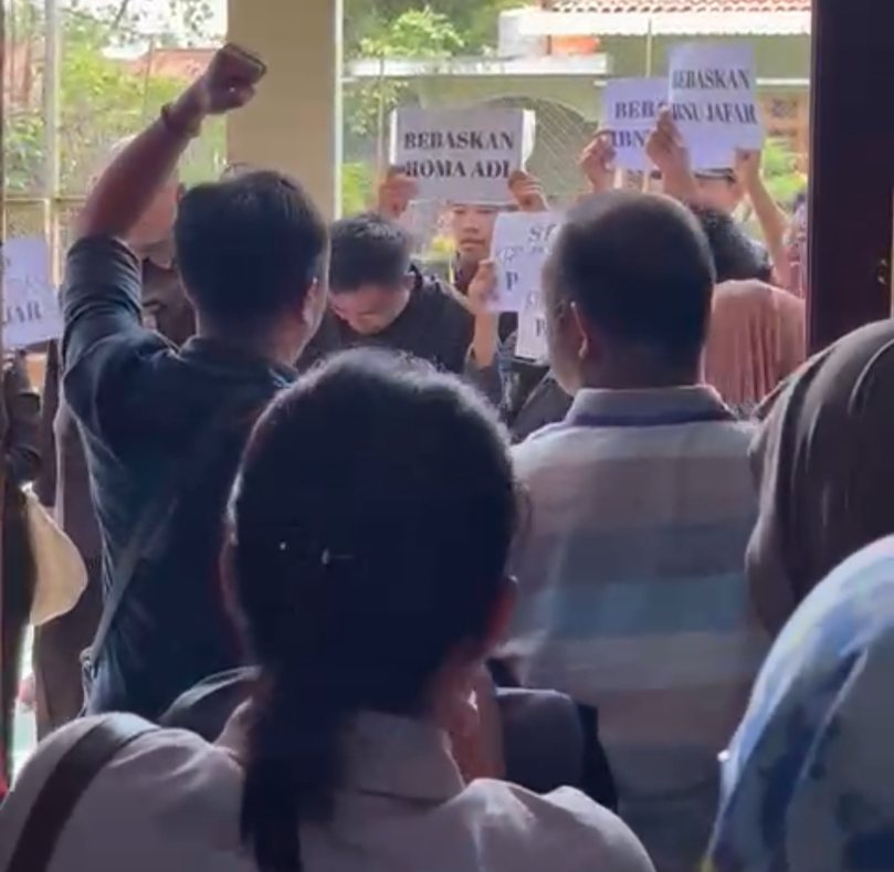 Aksi Solidaritas Warnai Sidang Tiga Pelajar Aktivis Pro-Demokrasi di PN Purwokerto