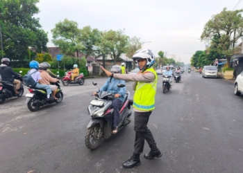 Hari Pertama Sekolah, Kapolresta Banyumas Turun ke Jalan Sambut Warga