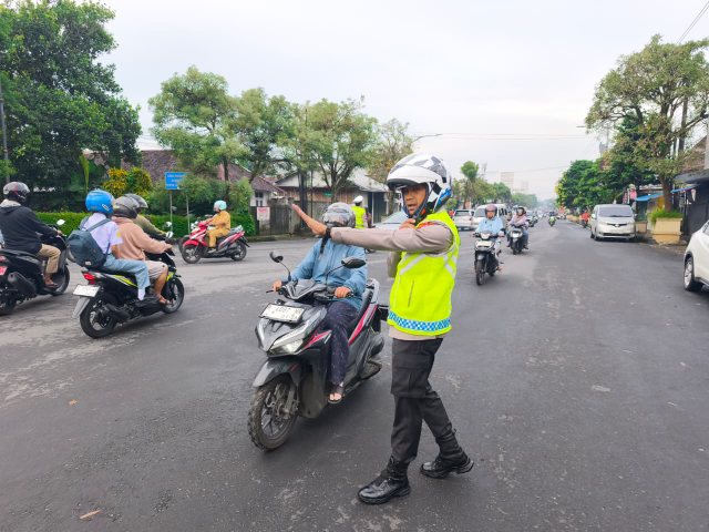Hari Pertama Sekolah, Kapolresta Banyumas Turun ke Jalan Sambut Warga