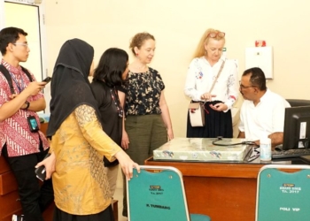 Dokter Spesialis Anak dari Australia dan UGM Tinjau Pendidikan di RSUD Banyumas