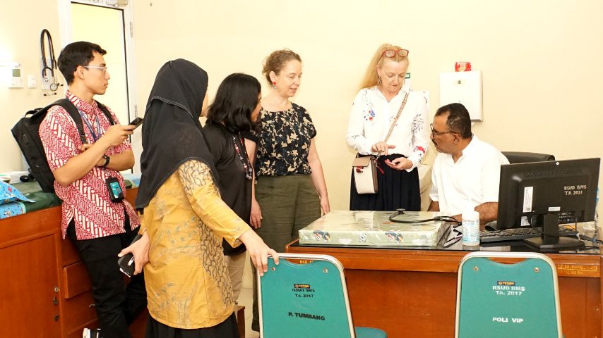Dokter Spesialis Anak dari Australia dan UGM Tinjau Pendidikan di RSUD Banyumas