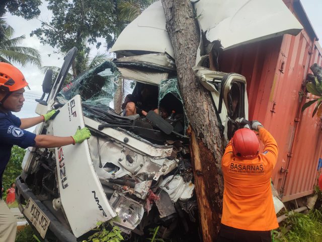 Tim SAR Gabungan Evakuasi Pengemudi Terjepit dalam Kecelakaan di Kebumen