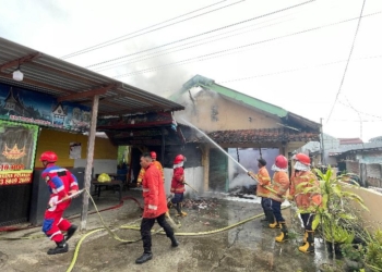 Rumah Makan Padang di Ledug  Terbakar, Damkar Banyumas Berhasil Padamkan Api