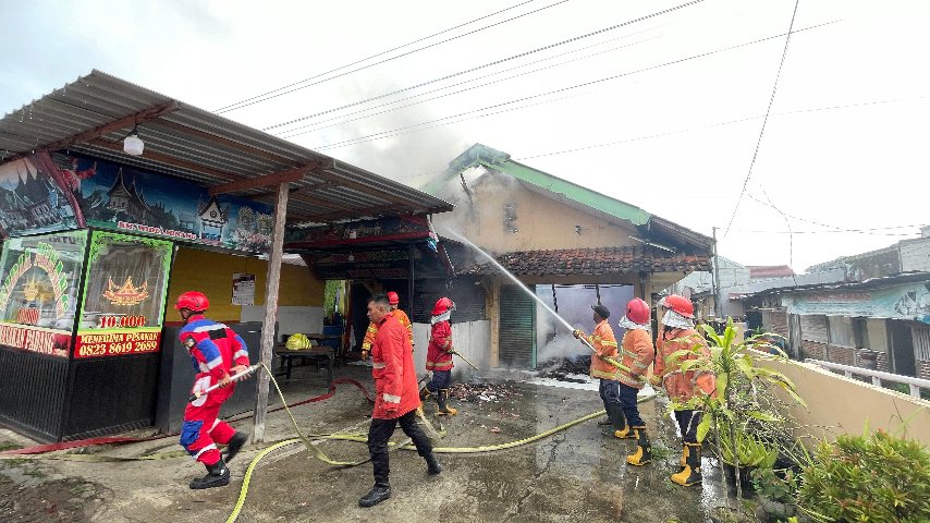 Rumah Makan Padang di Ledug  Terbakar, Damkar Banyumas Berhasil Padamkan Api