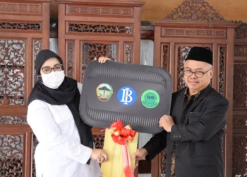 Wabup Lintarti Serahkan Mobil Operasional untuk FKUB Banyumas