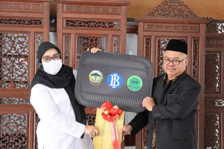 Wabup Lintarti Serahkan Mobil Operasional untuk FKUB Banyumas