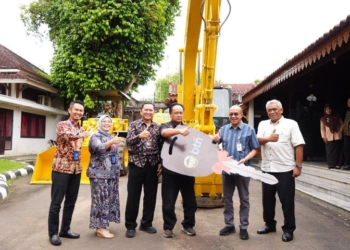 Banyumas Terima Bantuan 2 Alat Berat dari BTN untuk Tangani Banjir dan Sampah