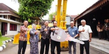 Banyumas Terima Bantuan 2 Alat Berat dari BTN untuk Tangani Banjir dan Sampah