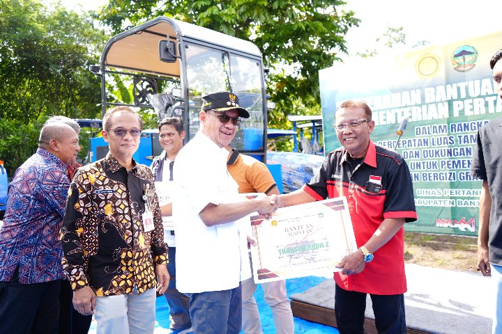 Bupati Sadewo Salurkan 34 Alsintan untuk Dongkrak Produksi Pertanian & Dukung Program Makanan Bergizi Gratis