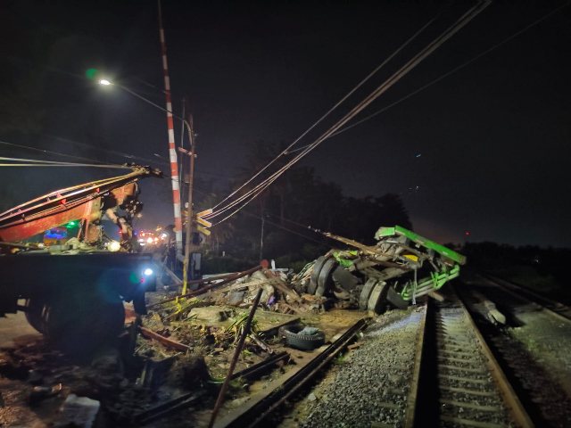 Maut di Perlintasan Kebumen: Truk vs KA Gajayana, 21 Perjalanan KA Terganggu