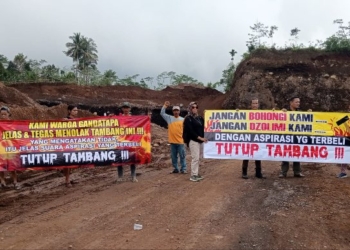 Aksi Warga Sumbang Tolak Tambang Pasir, Sebut Aktivitas Tambang Picu Kerusakan Jalan dan Lingkungan