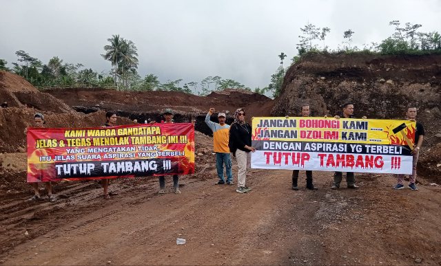 Aksi Warga Sumbang Tolak Tambang Pasir, Sebut Aktivitas Tambang Picu Kerusakan Jalan dan Lingkungan