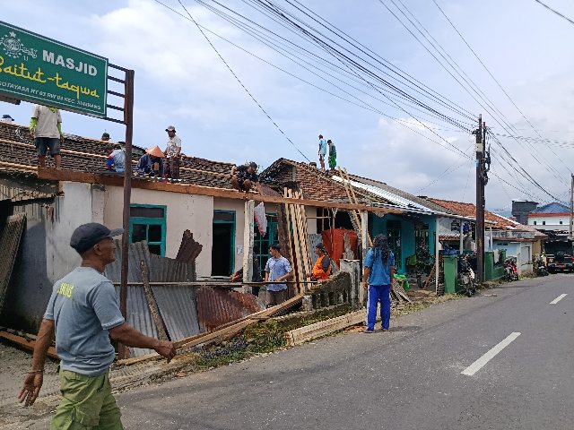 Angin Puting Beliung Mengamuk di Kotayasa Banyumas, Ratusan Rumah Rusak