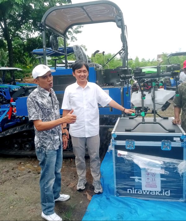 Banyumas Terima Bantuan Alat Pertanian Modern dari Wamentan : Drone hingga Traktor Crawler