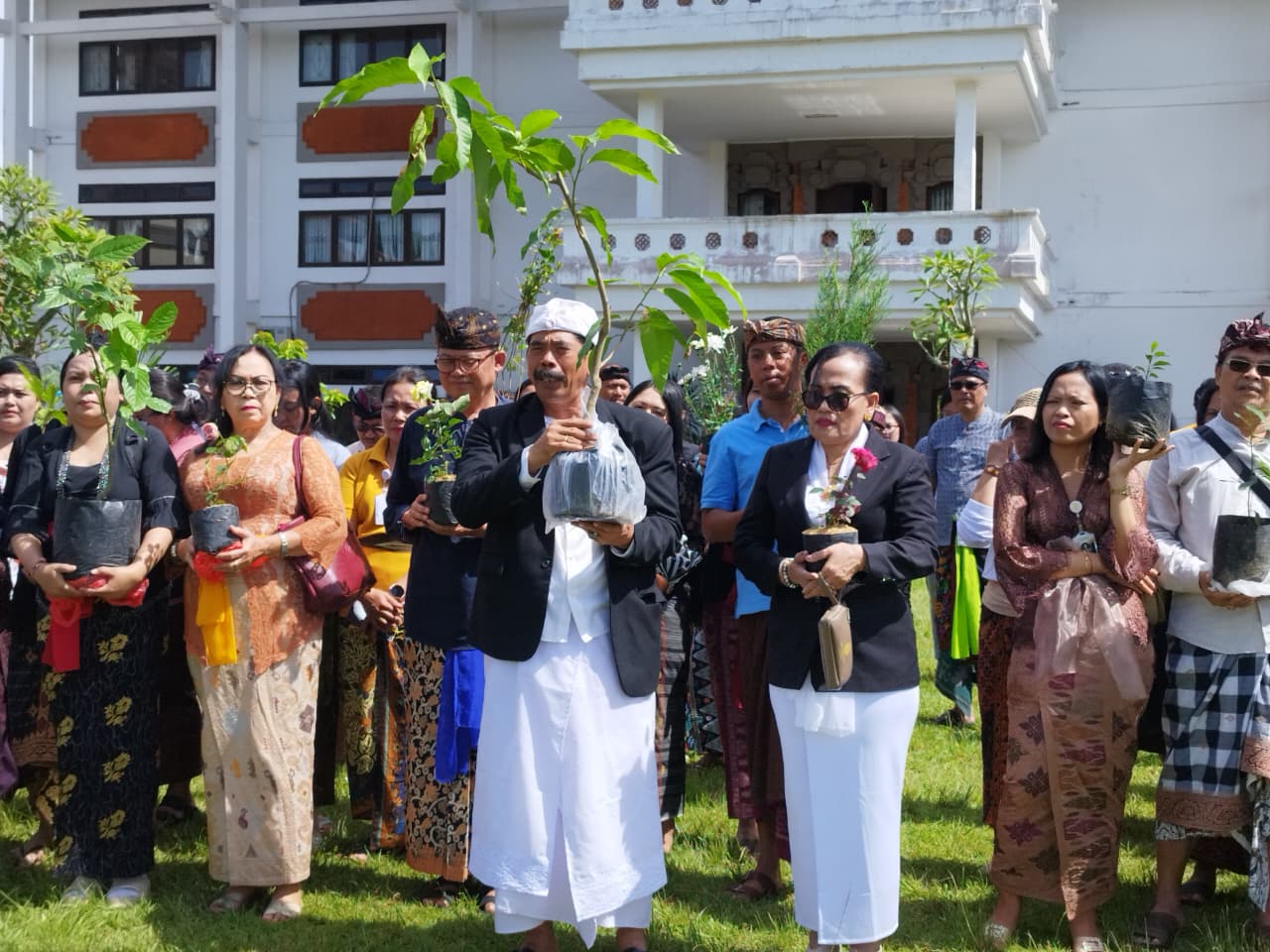 UHN IGB Sugriwa Rayakan Tumpek Uye dengan Aksi Hijau