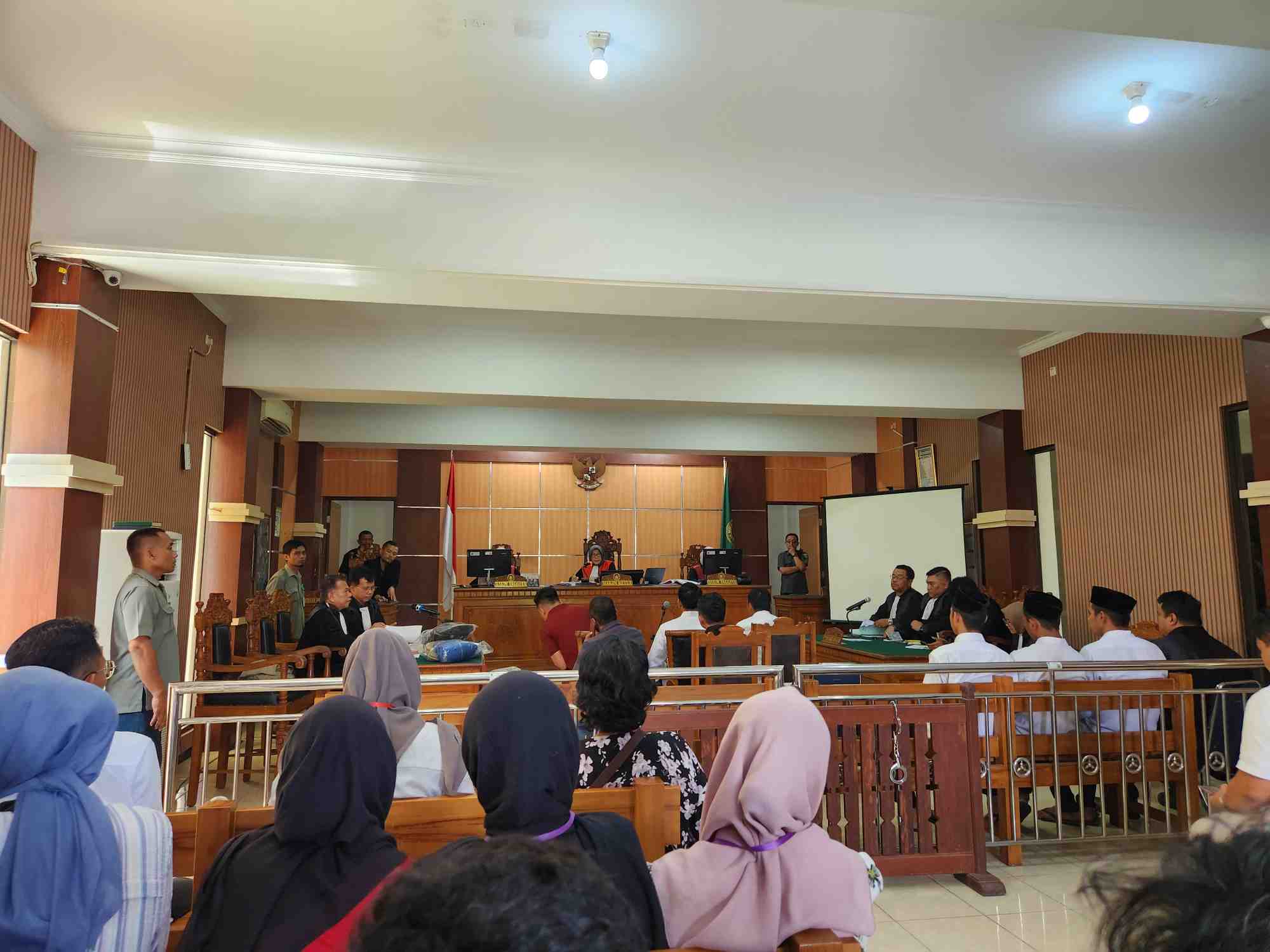 Sidang Tiga Remaja Pro Demokrasi Berlangsung Hingga Malam, Kuasa Hukum Soroti Saksi Jaksa
