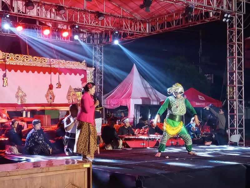 Gerimis tak menghalangi tawa, Dagelan Calung “Asmara Suta” Meriahkan Banyumas Culture Festival 2026