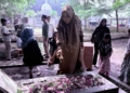 Sambut Ramadan 1447 H, Wabup Banyumas Dwi Asih Lintarti Ziarah ke Makam Orang Tua