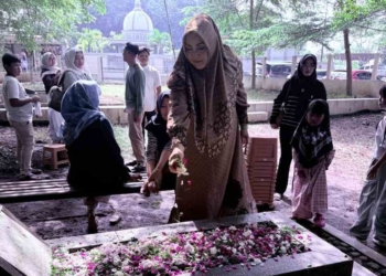 Sambut Ramadan 1447 H, Wabup Banyumas Dwi Asih Lintarti Ziarah ke Makam Orang Tua