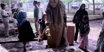 Sambut Ramadan 1447 H, Wabup Banyumas Dwi Asih Lintarti Ziarah ke Makam Orang Tua