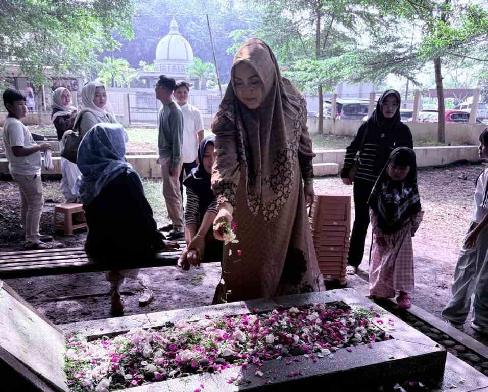 Sambut Ramadan 1447 H, Wabup Banyumas Dwi Asih Lintarti Ziarah ke Makam Orang Tua