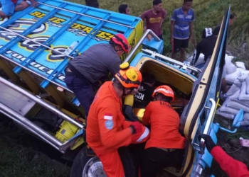 Kecelakaan Maut di Purworejo, Dua Orang Terjepit Body Truk Dievakuasi Tim SAR