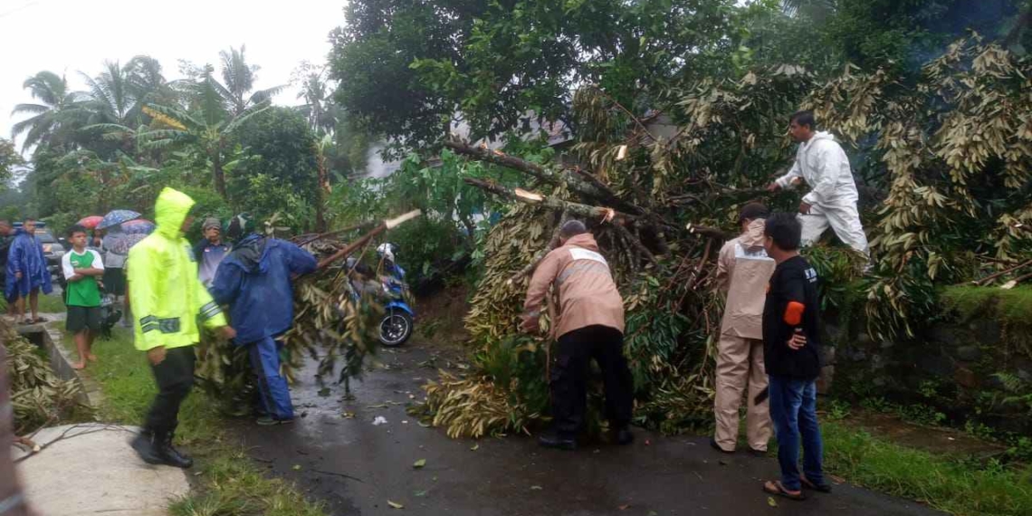 Angin Puting Beliung Terjang Cilongok, 27 Rumah Rusak